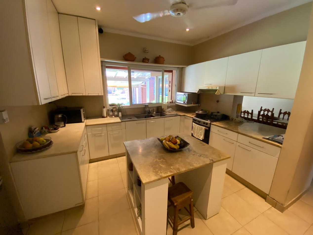 AV MATE DE LUNA 3900